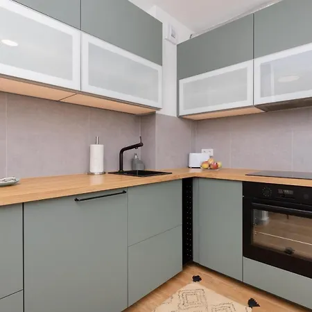 Bright & Trendy With Balcony By Renters Apartment *