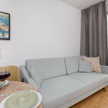 Bright & Trendy With Balcony By Renters *