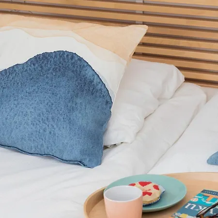 Bright & Trendy With Balcony By Renters *