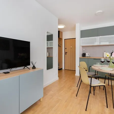 Bright & Trendy With Balcony By Renters