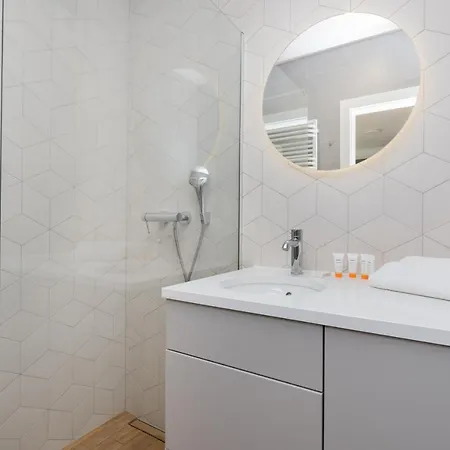 Apartment Bright & Trendy With Balcony By Renters *