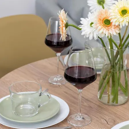 Bright & Trendy With Balcony By Renters *