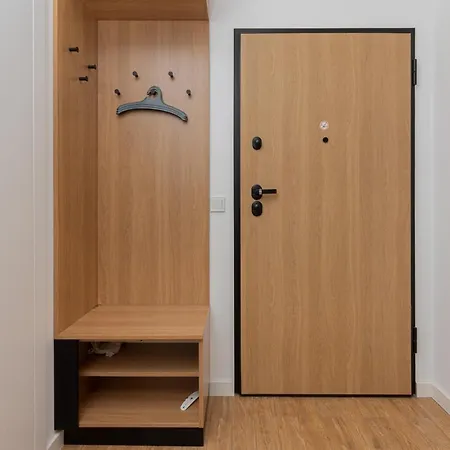 Bright & Trendy With Balcony By Renters